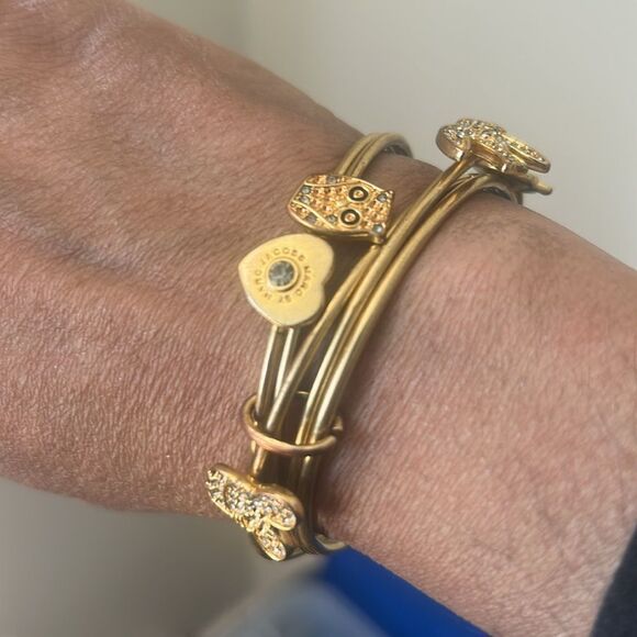 Marc Jacob's Signed Gold Tone Women's Bracelet - Picture 2 of 4